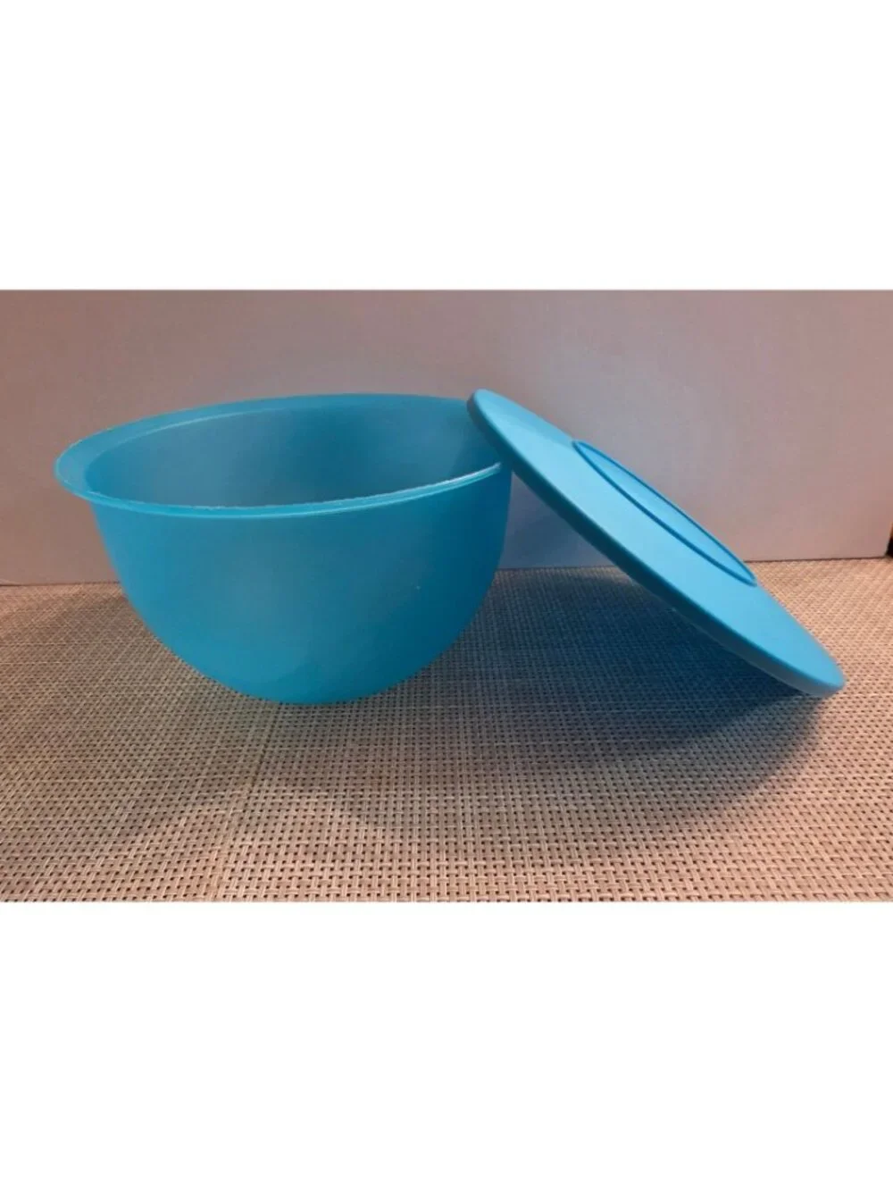 TUPPERWARE IMPRESSIONS BOWL 4.3 L BLUE TEAL AND LID SEAL 3091B-2